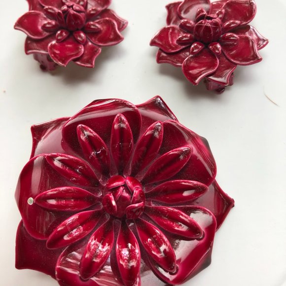 Vintage Metal Layered Flower Brooch and Ear Clips Red 2 1/4" x 2 1/4" + 1.5" Set - Picture 1 of 8